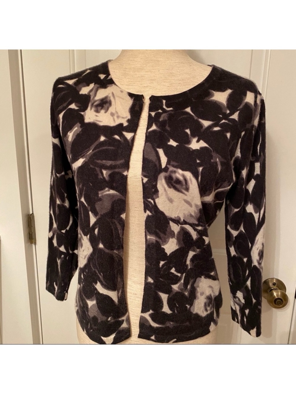 ANNE KLEIN SWEATER CARDIGAN BLACK WHITE CASHMERE FLORAL 3/4 SLEEVE Size XS